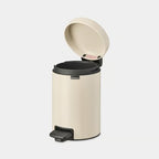 Brabantia NewIcon Treteimer 3L in Soft Beige mit geöffnetem Deckel und schwarzem Pedal