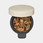 Brabantia NewIcon Treteimer 3L Soft Beige geöffnet mit Papiertüte, Draufsicht