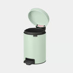 Brabantia New Icon Tretheimer 3L Jade Green mit geöffnetem Deckel und Fußpedal