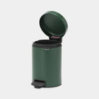 Brabantia NewIcon Treteimer 3L in Dunkelgrün mit geöffnetem Deckel und Fußpedal