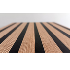 Schildmeyer Konsolentisch Hank mit alternierenden Holz- und Schwarzstreifen in Nahaufnahme.