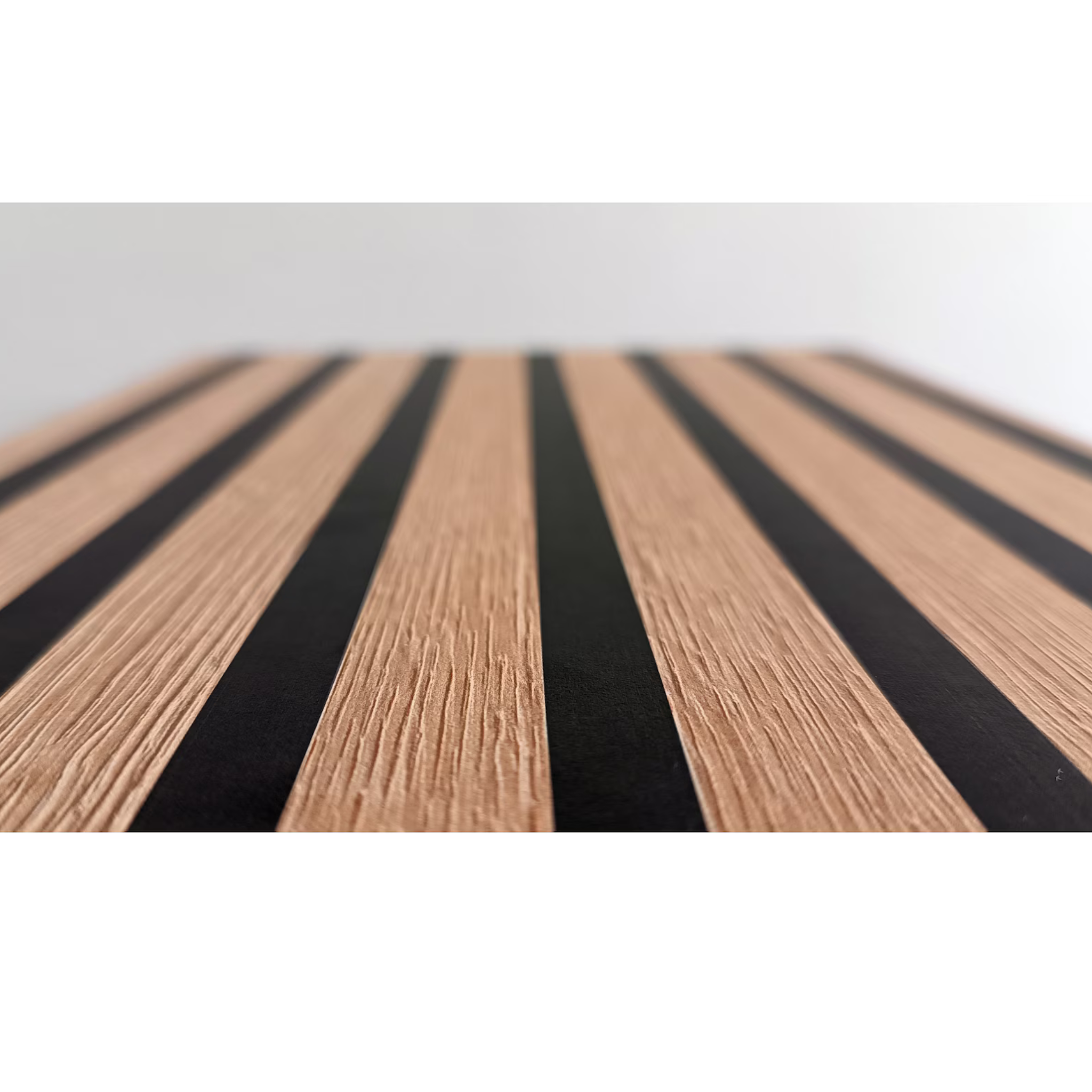 Schildmeyer Konsolentisch Hank mit alternierenden Holz- und Schwarzstreifen in Nahaufnahme.