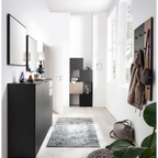 Moderner Schuhschrank Raya in Schwarz von Schildmeyer im hellen Flurbereich mit Garderobe und Spiegel.