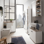 Modernes Badezimmer mit weißem Toilettenschrank Balto Rina von Schildmeyer, Waschbecken und schwarzem Fensterrahmen.