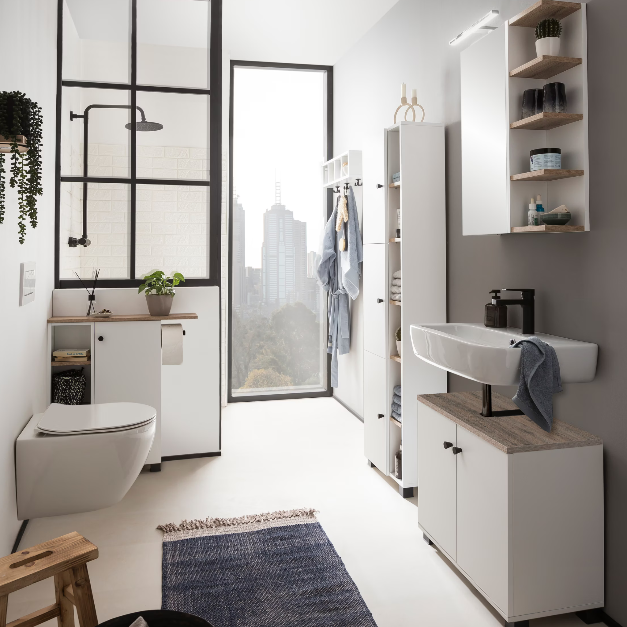 Modernes Badezimmer mit weißem Toilettenschrank Balto Rina von Schildmeyer, Waschbecken und schwarzem Fensterrahmen.