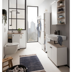 Modernes Badezimmer mit weißen Möbeln, Duschbereich und Waschtisch von Schildmeyer