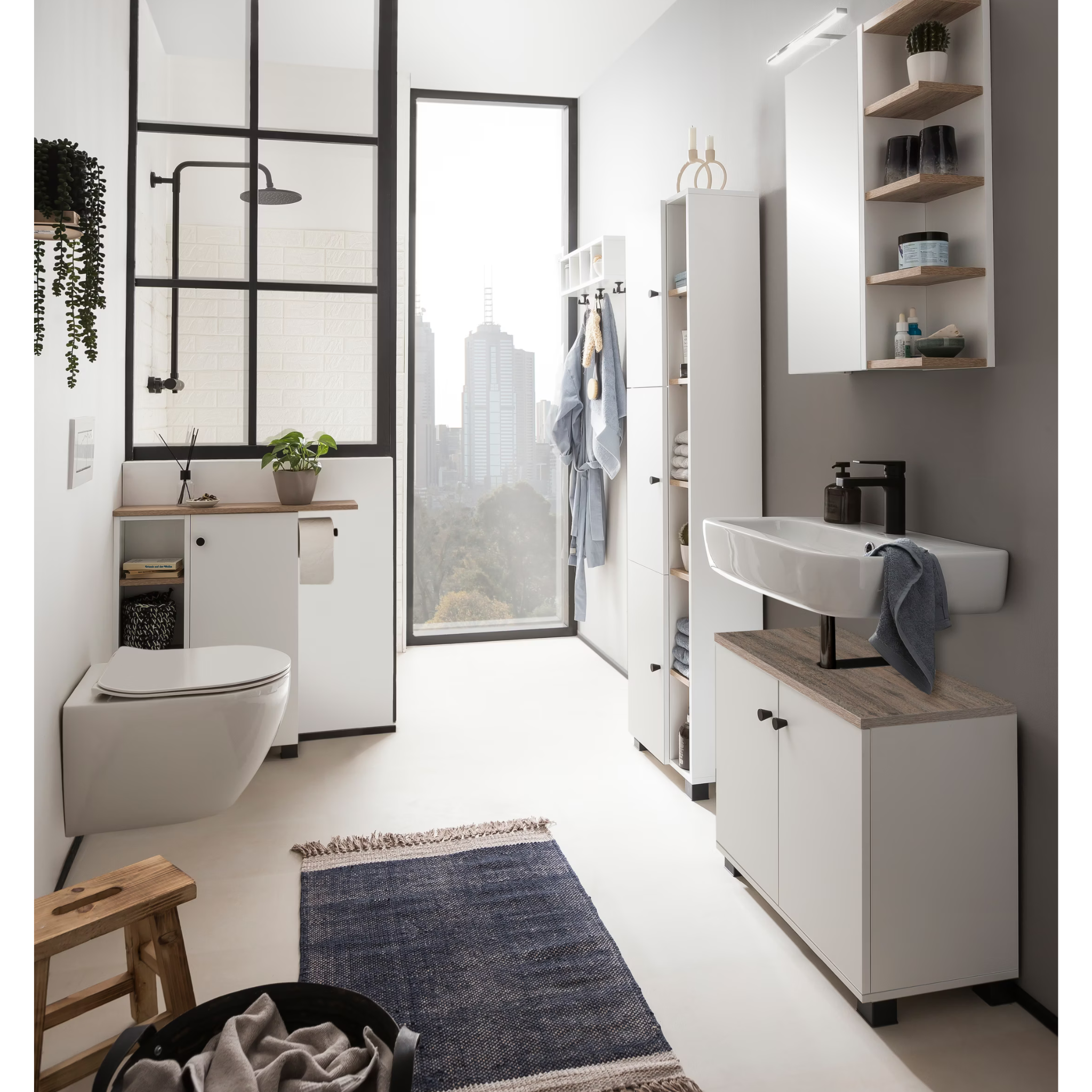 Modernes Badezimmer mit weißem Schildmeyer Badregal Rina Balto, Waschtisch und Toilette in minimalistischem Design.