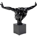 Schwarze glänzende Athleten-Skulptur auf grauem Sockel, abstrakte Figur in Gleichgewichtspose, Dekofigur KARE