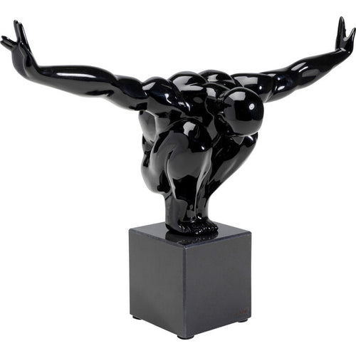 Schwarze glänzende Athleten-Skulptur auf grauem Sockel, abstrakte Figur in Gleichgewichtspose, Dekofigur KARE
