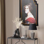 Elegante Konsole mit KARE Tischlampe, schwarzer Vase und Pop-Art Portrait einer Dame mit Kaugummi