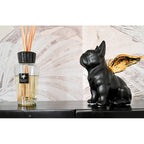 Kare Dekofigur Hund mit goldenen Flügeln in Schwarz, neben Baobab Raumduft-Diffuser auf schwarzem Sideboard