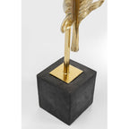 Goldene Dekofeder auf schwarzem Betonwürfel-Sockel, elegante Skulptur als stilvolles Wohnaccessoire