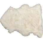 Weißes Lammfell Teppich in natürlicher Form, flauschig und weich, ideal als Dekoration oder Bodenbelag