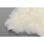 Kare Lammfell Teppich Weiss – flauschiges Schaffell in Naturweiss auf grauem Untergrund