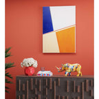 Bunte Nashorn-Figur auf dunklem Sideboard mit roter Vase und abstraktem Wandbild in modernem Interieur