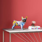 Bunte Dekofigur Französische Bulldogge auf Marmorkonsole, KARE Design Wohnaccessoire in lebhaften Farben