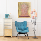Goldenes Wandbild Flower Boat mit blauem Sessel, Spiegelkommode und Stehlampe in elegantem Wohnzimmer