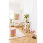 Elegantes Wohnzimmer mit goldener Konsole, rosa Pouf, Flamingo-Deko und KARE Bild „Flower Boat" an weisser Wand