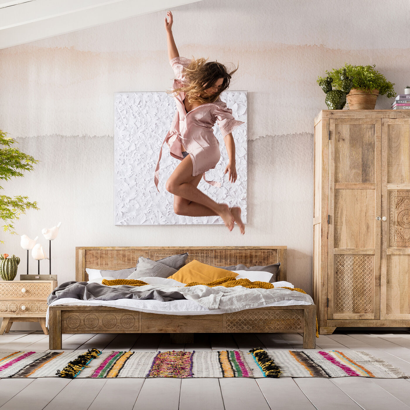 Lit en bois sculpté par Kare