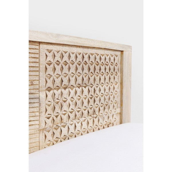 Lit en bois sculpté par Kare