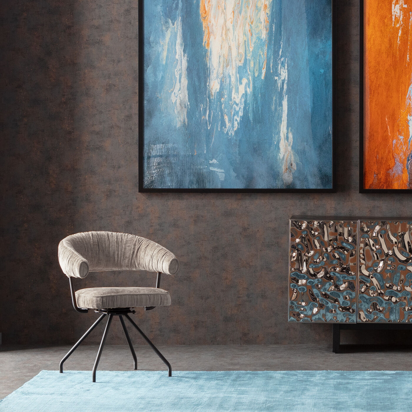 Fauteuil pivotant en tissu argenté de la marque Kare