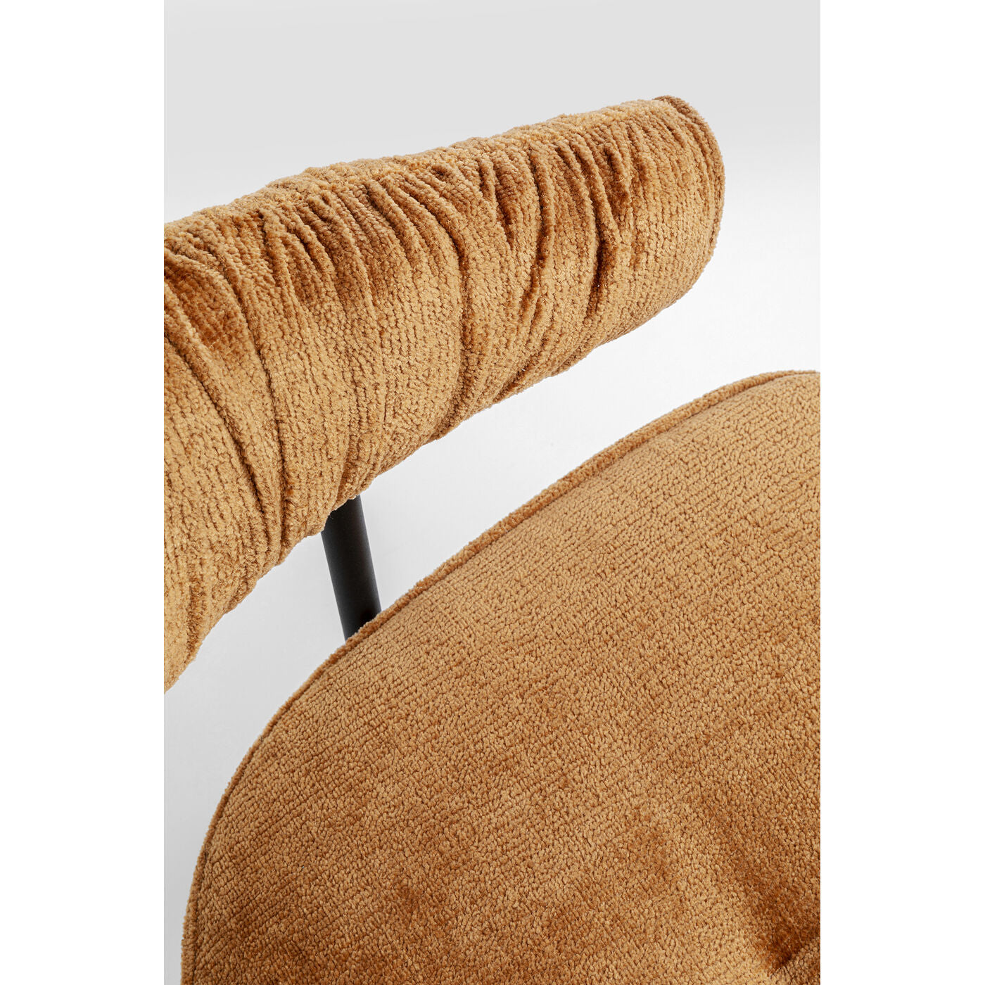 Fauteuil pivotant orange-doré de Kare