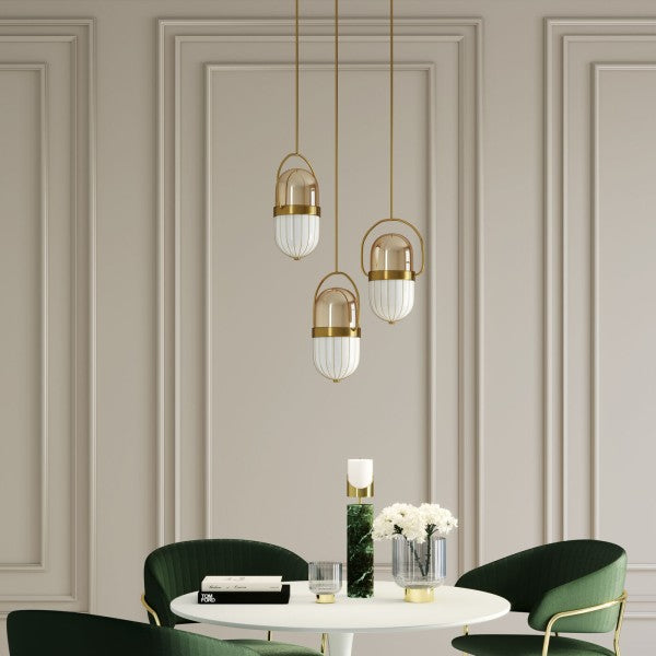 Fauteuil en velours vert de Kare