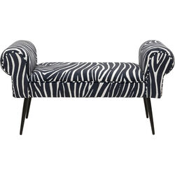 Elegante Sitzbank „Wing Zebra" mit schwarz-weißem Zebramuster und geschwungenen Armlehnen auf schwarzen Beinen