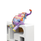 Bunte Graffiti-Elefant Dekofigur sitzt auf weißem Regal – KARE Design Zirkus Skulptur