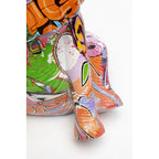 Elefanten-Figur mit buntem Graffiti-Design in Orange, Pink und Grün, Detailaufnahme der Füsse