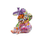 Kare Elefanten-Figur mit buntem Graffiti-Design, sitzend, in leuchtenden Farben, Zirkus-Stil Dekoobjekt