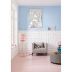 Geometrischer Wandspiegel Prisma 120x80cm in modernem Wohnzimmer mit rosa Boden und blauer Wand