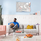 Geometrischer Wandspiegel Prisma 120x80cm über grauem Sofa in modernem Wohnzimmer mit Kaktus und Deko