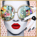 KARE Bild Times Square View 80x80: Frau mit verspiegelter Sonnenbrille, roten Lippen und schwarzen Nägeln