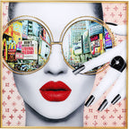 KARE Bild Times Square View 80x80: Frau mit verspiegelter Sonnenbrille, roten Lippen und schwarzen Nägeln