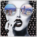 KARE Bild NY View 80x80: Glamouröse Frau mit verspiegelter Sonnenbrille, New York Skyline Reflexion, Glitzer-Kunstbild