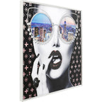 Glamouröses Wandbild mit Frau in Sonnenbrille mit New York Skyline, schwarzen Lippen und rosa Muster, 80x80cm