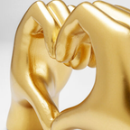 Goldenes Deko-Objekt „Heart Hands" von KARE – zwei Hände formen ein Herz, glänzend vergoldet