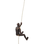 Kare Wanddeko Climber – Bronze-Skulptur kletternde Figur an Seil, dekorative Wanddekoration
