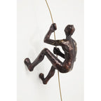 Bronzefarbene Wanddeko Kletterer-Skulptur von Kare, hängende Figur an goldenem Seil, dekorative Wandfigur