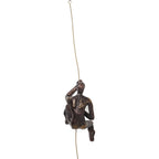 Kare Climber Wanddeko bronzefarbene Kletterfigur hängend an Kette, dekorative Skulptur aus Kunstharz