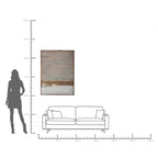Kare Bild Abstract Horizon 120x90cm mit Goldakzenten, Grössenvergleich mit Sofa und Frauensilhouette