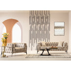 Abstraktes Leinwandbild in Grau-Gold über beigem Chesterfield-Sofa in elegantem Wohnzimmer