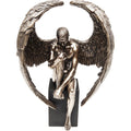 Bronzefarbene Engel-Skulptur sitzender Mann mit ausgebreiteten Flügeln auf schwarzem Sockel, Dekofigur KARE