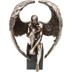 Bronzefarbene Engel-Skulptur sitzender Mann mit ausgebreiteten Flügeln auf schwarzem Sockel, Dekofigur KARE