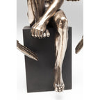 Detailaufnahme bronzefarbene Engel-Skulptur auf schwarzem Sockel, sitzende Figur mit Flügeln, dekoratives Kunstobjekt