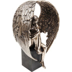 Bronzefarbene Engel-Skulptur mit ausgebreiteten Flügeln, trauernde Figur auf schwarzem Sockel, dekorative Statue