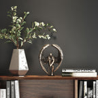 Bronzefigur Sad Angel auf Holzregal mit Vase und Büchern – dekoratives Engelstatue von KARE Design