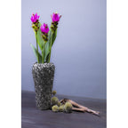 KARE Vase Rose Multi Small in Silber mit lila Blumen auf grauem Holztisch vor hellblauer Wand