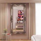 KARE Royal Residence Wandspiegel Silber barock im Schlafzimmer mit rosa Wand und cremefarbenen Vorhängen